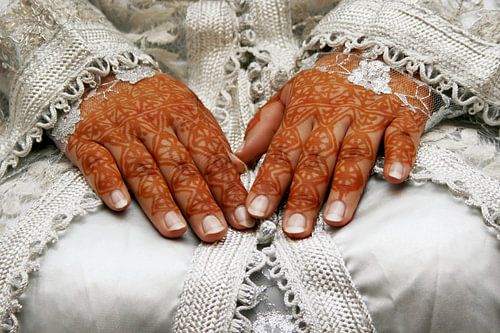 Traditionele trouwjurk met getatoeëerde henna handen