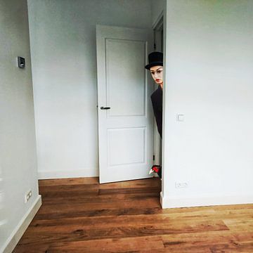 Frau mit Fasan in der Tür eines leeren Zimmers