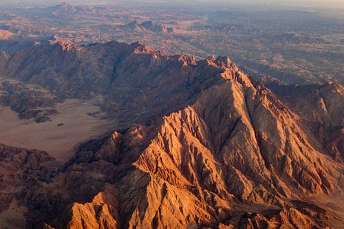 Bergrug in de ondergaande zon