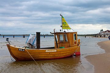 Vissersboot op het strand van Ahlbeck (eiland Usedom) van t.ART
