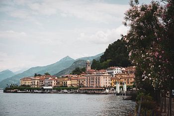 Lago di Como (village italien au bord de l'eau)