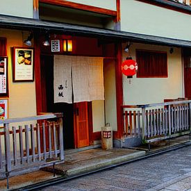 Straatje in Kyoto, Japan van Inge Hogenbijl