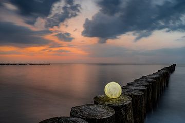 Stralende maan bij zonsondergang