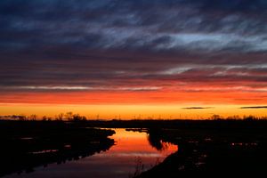 Frühlingshafter Sonnenuntergang über dem Reevediep bei Kampen