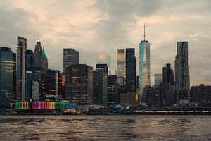 Manhattan au crépuscule avec ses façades arc-en-ciel