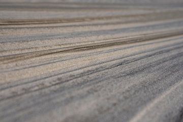 Motifs de sable sur la plage dus au vent qui souffle sur le sable sur Sjoerd van der Wal Photographie