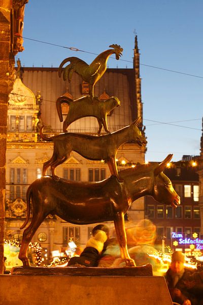 Die Bremer Stadtmusikanten und Weihnachtsmarkt mit  Haus sch�tting bei Abendd�mmerung, Bremen, Deuts von Torsten Krüger