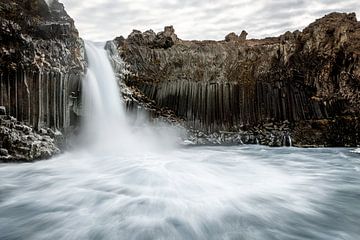 Aldeyjarfoss de basaltwaterval in Noord IJsland van Gerry van Roosmalen