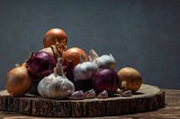 Les oignons colorés et l'ail blanc