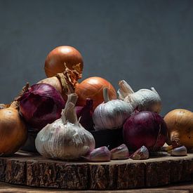 The colored onions and white garlic by Ruud Engels