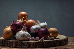 De gekleurde uien en witte knoflook
