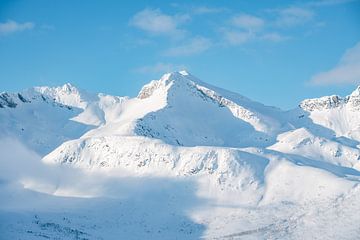 Wintergebergte bij Tromso, Noorwegen van Leo Schindzielorz