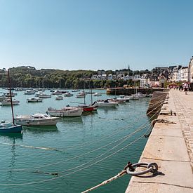 De kade van Douarnenez in Bretagne van Martijn Joosse