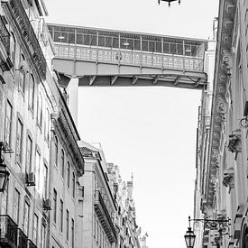 Lisbonne en lignes et en lumière – L'ascenseur de Santa Justa en noir et blanc sur Melissa Peltenburg