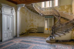 Verlaten Trap in Villa. van Roman Robroek - Foto's van Verlaten Gebouwen