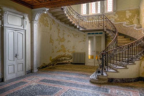 Verlaten Trap in Villa.