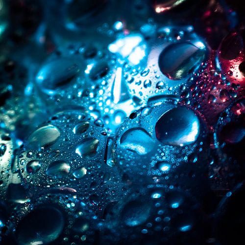 Waterdruppels op verlicht plastic oppervlak