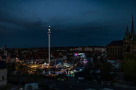 Altstadtfrühling Erfurt bei Dämmerung – Domplatz zwischen Stadt und Nacht von Mixed media vector arts