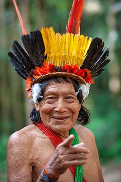 Suriname, Kwamalasamutu, Trio-Indianer in zeremonieller Kleidung. Porträt.