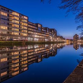le canal Apeldoorn à l'heure bleue du soir sur Patrick Oosterman