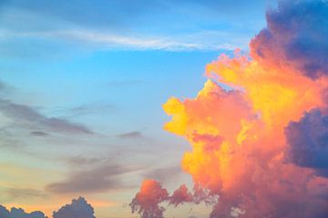 Nuages colorés dans le ciel au-dessus de la Provence au coucher du soleil sur Sjoerd van der Wal Photographie