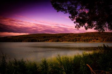 Enchanteresse du lac suédois : la magie du soleil couchant