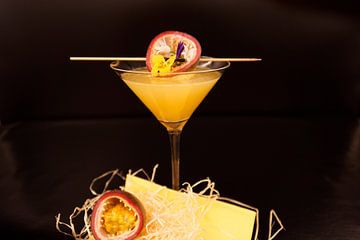Cocktail de vodka aux fruits de la passion dans un verre à martini
