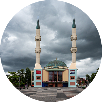 De Mevlana moskee met storm van Werner Lerooy