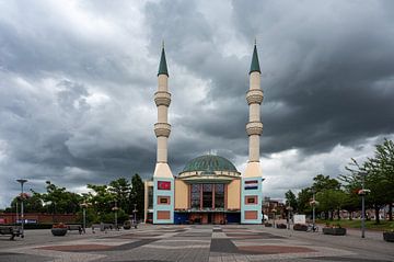 De Mevlana moskee met storm van Werner Lerooy