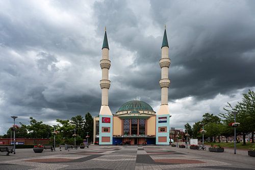 De Mevlana moskee met storm