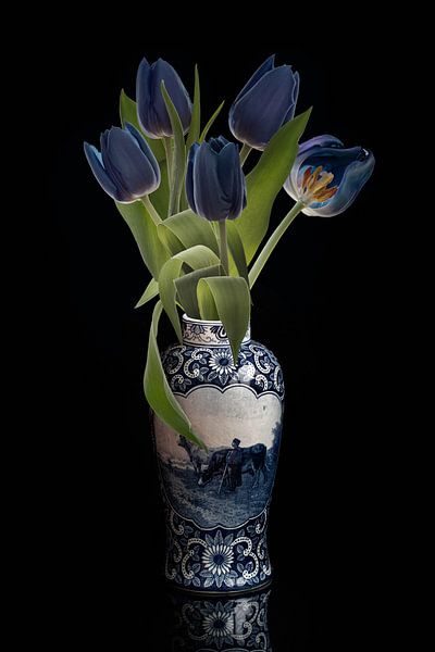 Tulpen in Vase - Delfter Blau I von Klaartje Majoor