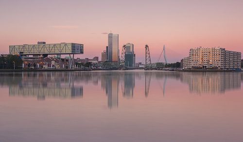 Skyline van Rotterdam met maastoren en hef