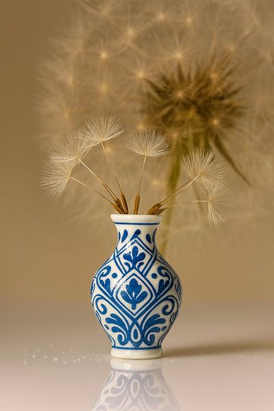 Delfter Moment - blaue Vase mit Löwenzahnflaum von Kleurenrijk