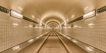 Vieux tunnel de l'Elbe à Hambourg sur Michael Valjak