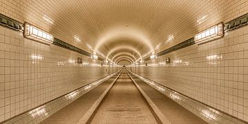 Oude Elbtunnel in Hamburg van Michael Valjak