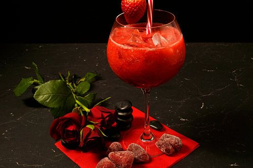 bevroren aardbeien in een crush met gin
