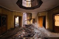 Escalier cassé. par Roman Robroek - Photos de bâtiments abandonnés Aperçu