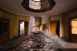 Escalier cassé. sur Roman Robroek - Photos de bâtiments abandonnés