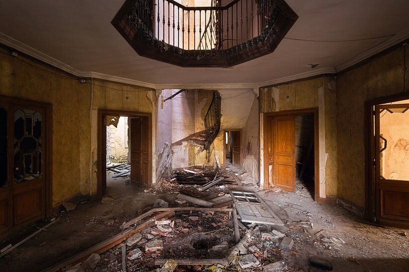 Escalier cassé. par Roman Robroek - Photos de bâtiments abandonnés