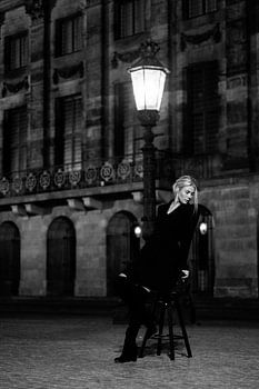 Palast auf dem Damm bei Nacht