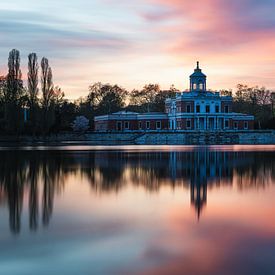Marmeren paleis in Potsdam bij zonsondergang en reflectie van Jens Seßler