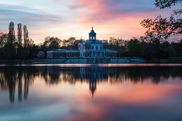 Marmorpalais in Potsdam im Sonnenuntergang und Spiegelung