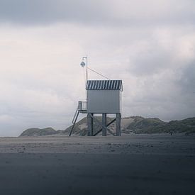 Drenkelingenhuisje op het strand van Terschelling. van Bastiaan Veenstra