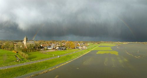 Regenboog over het dorp Zalk tijdens een herfststorm