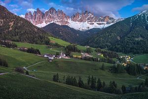 Dolomites Groupe de Geisler à l'heure bleue