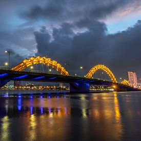 De prachtig verlichte Dragon Bridge in Da Nang, Vietnam. van Claudio Duarte