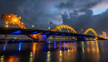 De prachtig verlichte Dragon Bridge in Da Nang, Vietnam. van Claudio Duarte
