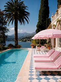 Au bord de la piscine en été
