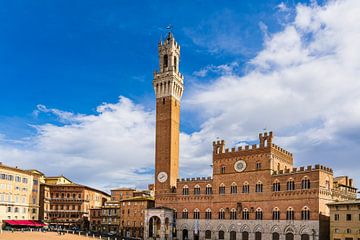 View of the city hall Palazzo Pubblico in Siena, Italy