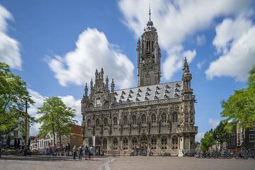 Middelburg Rathaus in Zeeland Niederlande mit Wolken und Menschen